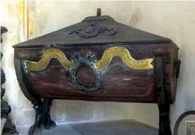 Isidoro Suarez y Valentín de Olavarría juntos en el mausoleo de La Recoleta Isidoro Suarez y Valentín de Olavarría juntos en el mausoleo de La Recoleta