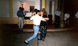 Bailando en la esquina